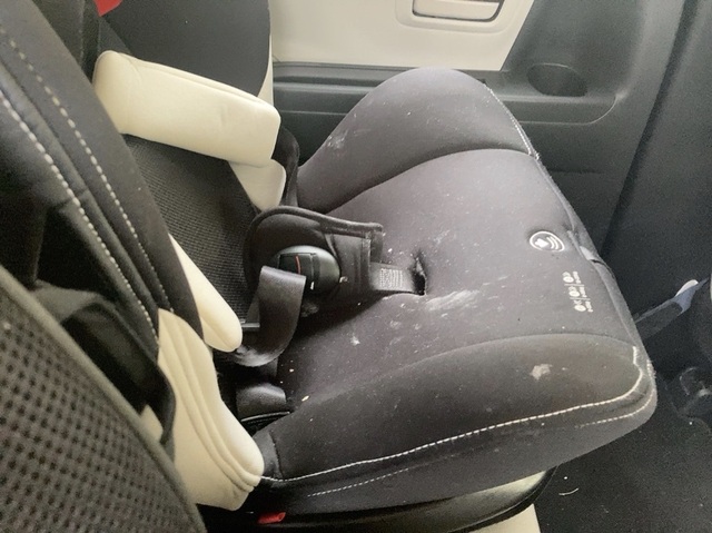 【アイリスオーヤマ ハンディリンサークリーナー】使用前。汚れが染み込んだチャイルドシート