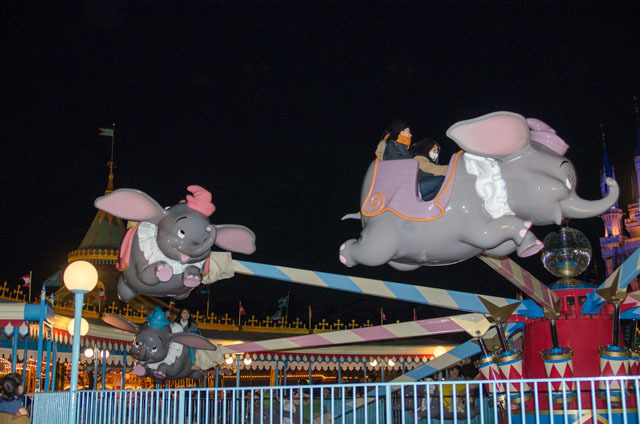 空飛ぶダンボも営業中 ©Disney