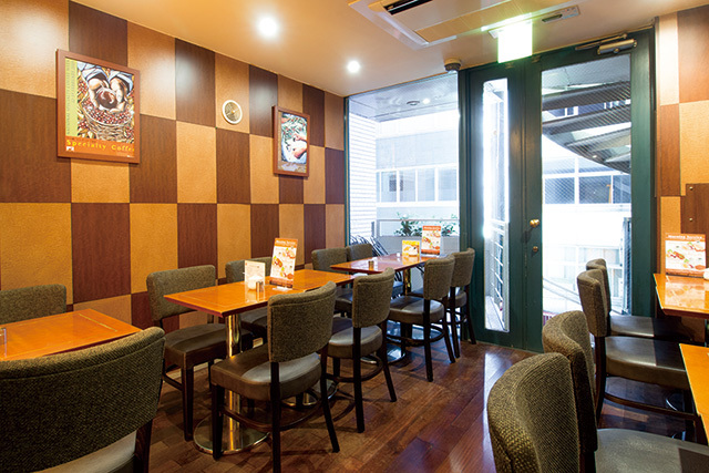 ミカド珈琲 日本橋本店（三越前）／内観。2、3階はテーブル席。テラスもあり