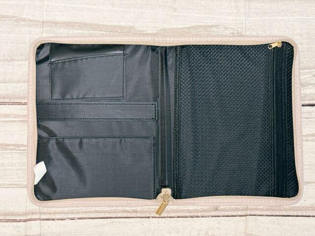 内側は仕分けして収納できるポケット付き