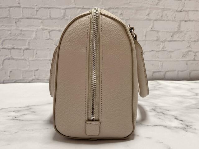 【UNIQLO（ユニクロ）レザータッチ 2WAY ボストンバッグ】ファスナーが深めなので出し入れがしやすい！