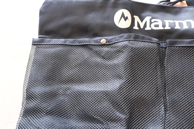 【『MonoMax 2026年6月号』（宝島社）】前面のメッシュポケットは2か所。どちらも大きく、スナップボタン付き