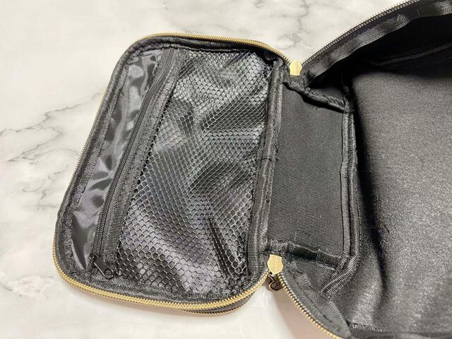 【ANNA SUI COLLECTION BOOK 2つに分かれるバニティポーチ】下段ポーチにはメッシュポケット付き！