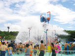 大きなバケツがひっくり返る「ウォーターステーション」　。稲毛海浜公園プール【千葉・稲毛】