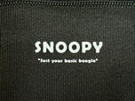 フロントの「SNOOPY」ロゴの下には、“Just your basic beagle”の文字のプリント入り。直訳すると「ごく普通のビーグルだよ」という意味ですが、実際のスヌーピーはまったく“普通”ではないところがまた魅力。あえてこう書かれているのが、なんともスヌーピーらしくてかわいい!