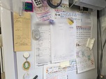【KING GIM ハルファイル 冷蔵庫にも貼れるファイル(BEFORE)】使用前。あらゆるプリントや紙類で埋め尽くされたカオスな冷蔵庫(の扉)…!!