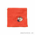 【ペコちゃん×スーベニール】「ペコちゃん刺繍ハンカチレッド」990円／ペコちゃんのワンポイント入り
