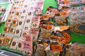 黒豚ハムやソーセージなどのここでしか買えない加工品が並ぶ