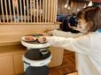 焼肉きんぐ：配膳ロボットから肉を受け取る