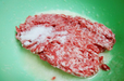 少しまだ凍っているひき肉に、塩をかけたところ