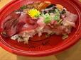 【ロピア 日本橋魚萬 三色丼B】お魚の下には、たっぷりのご飯がしっかり詰まっていました♪