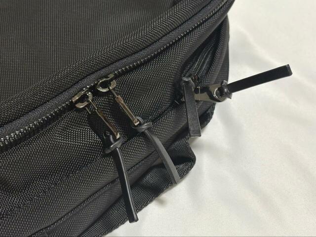 【FOUND GOOD ビジネススクエアリュック】メイン収納とフロントの上部ポケットはダブルファスナー。利き手を問わず使えます