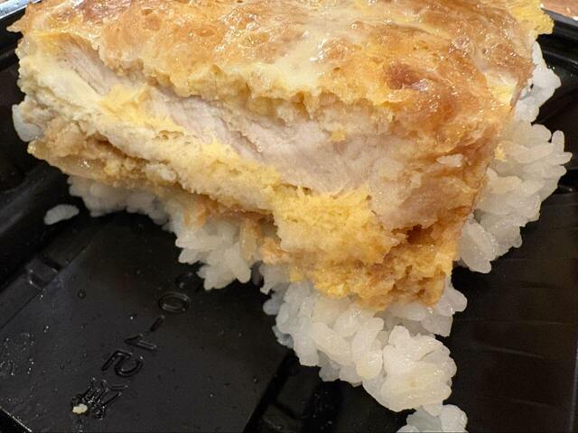 【ロピア ロースかつ丼】お肉の下には、たっぷりのご飯が隠れていました!