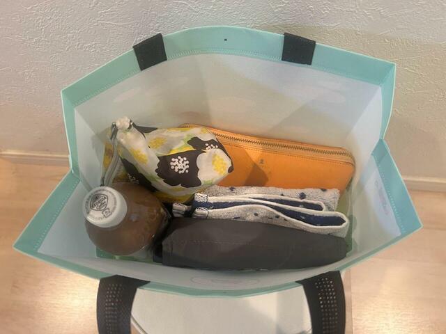 【ファミリーマート　『あつまれ　どうぶつの森』キャンペーン】ペットボトル・長財布・エコバッグ・化粧ポーチ・タオルをいれても余裕があります！