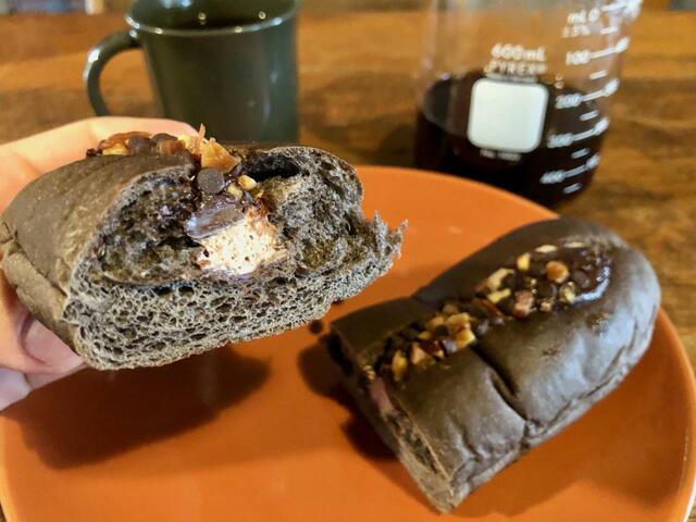 【ローソン　ショコラロールチョコチップ＆アーモンド】ショコラ生地はふわふわふかふかです