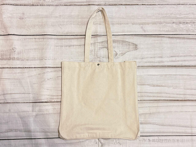 背面は装飾がないシンプルなデザイン