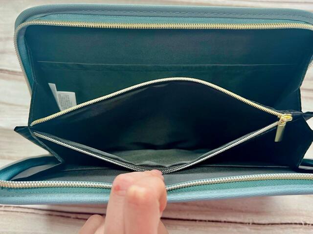 【しまむら：マルチケース（ちいかわ）】仕切り部分はファスナー付きのポケットになっています