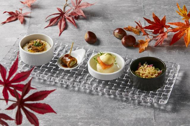 「左から「栗ごはん牛丼」「合鴨とネギのロール」「サーモンベネディクト」「揚げ湯葉と大根のサラダ」」＜期間：2024年10月1日〜11月30日＞【秋のスイーツとボリューム満点のセイボリー♪ハイアット リージェンシー 東京の「秋の味覚アフタヌーンティー」】