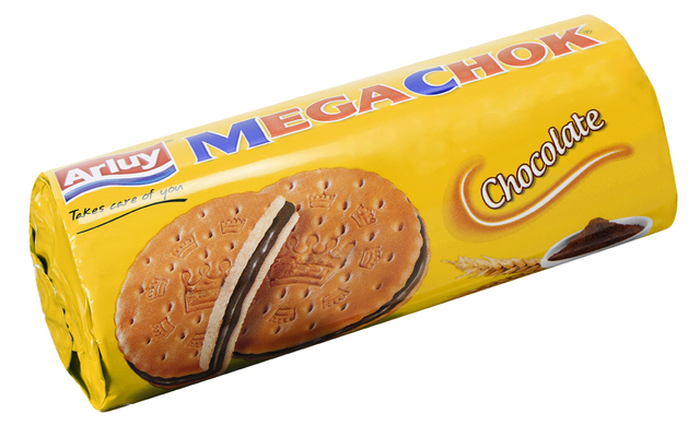 【業務スーパーのデザート・お菓子人気ランキング 5位】「サンドイッチビスケット（チョコ）」106円（税込）