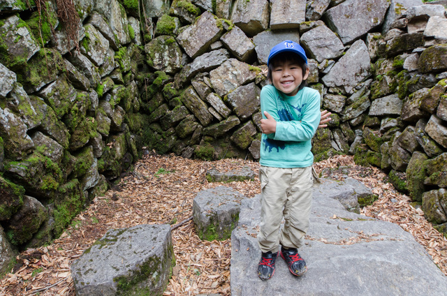 「山伏山の風穴」の窪地の中は、“天然クーラー” と呼ぶに相応しい寒さ!!