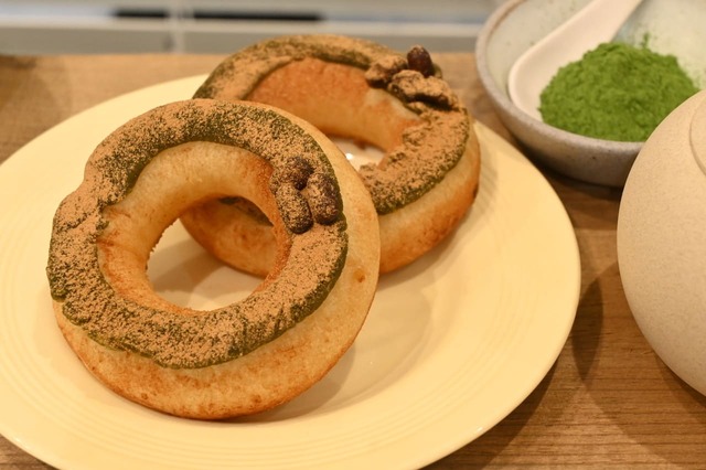 【クリスピー・クリーム・ドーナツ】「Komeco 生八ツ橋」ドーナツをシナモンシュガーでつつみ、八ツ橋テイストに