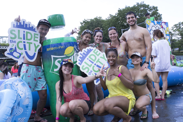 スライドザシティーに参加した水着美女たち