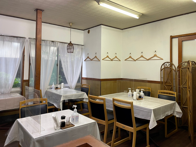 【洋食入舟】ガラス扉から入る１階の客席。ハイヤー運転手の控室を改装した1室