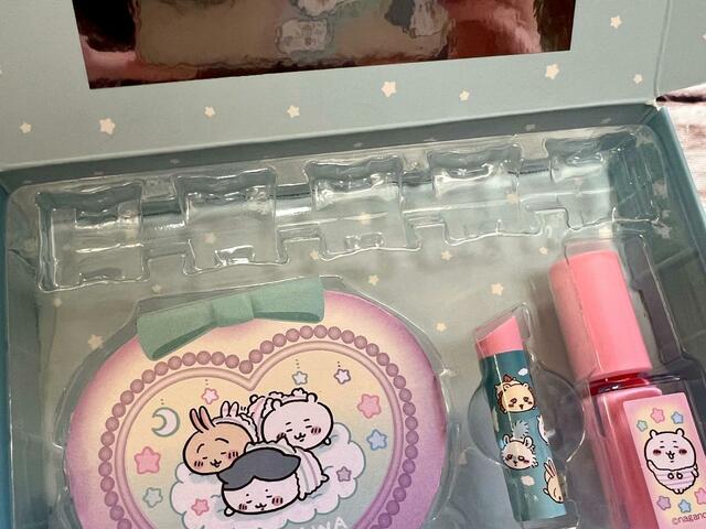 プラスチックのボックスのスペースにフレークシールを入れていきます！シールを使わないのであれば、貼ってもOK♪