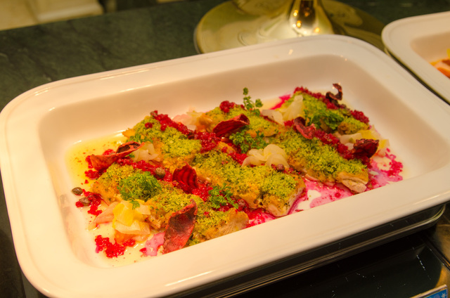 「シャーウッドガーデン・レストラン」ディナーブッフェ チキンのハーブパン粉焼き ビーツサルサ｜東京ディズニーランドホテル 2016年「アナとエルサのフローズンファンタジー」