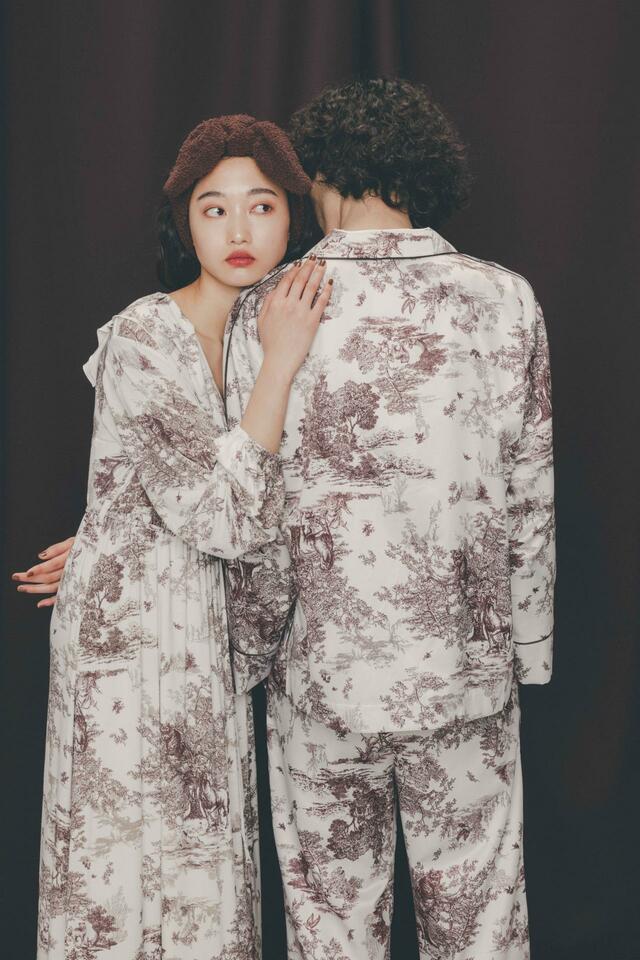 【SNIDEL HOME（スナイデル ホーム）】■バレンタインカットシリーズカシュワンピース価格：11,880円　■【Warm Satin】トワルドジュイ開襟パジャマ価格：9,460円　■【Warm Satin】トワルドジュイロングパンツ価格：9,130円