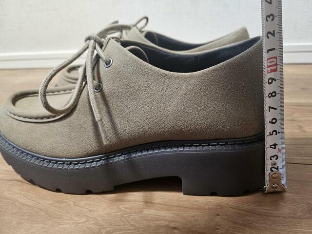 【GU ボリュームソールチロリアンシューズ】つま先から踵にかけて約2.5〜4.5cmのボリュームソールがあり、自然にスタイルアップを叶えてくれます