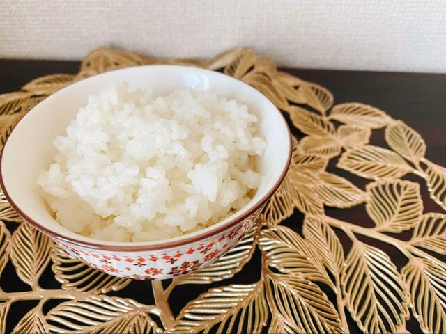 【3COINS 電子レンジ調理器】ご飯を炊く場合、レシピに記載されている加熱時間+蒸らし時間だとやや芯が残る感じかも。ふっくら感を求めるなら蒸らし時間を長めに