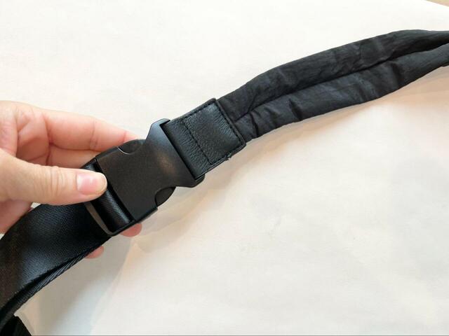 【niko and… オリジナルバックルライトショルダーバッグ】ショルダーストラップは約105cm。長さ調節可能です