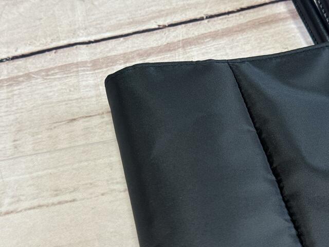 素材はポリエステル。上品な光沢感があり、丈夫な生地です