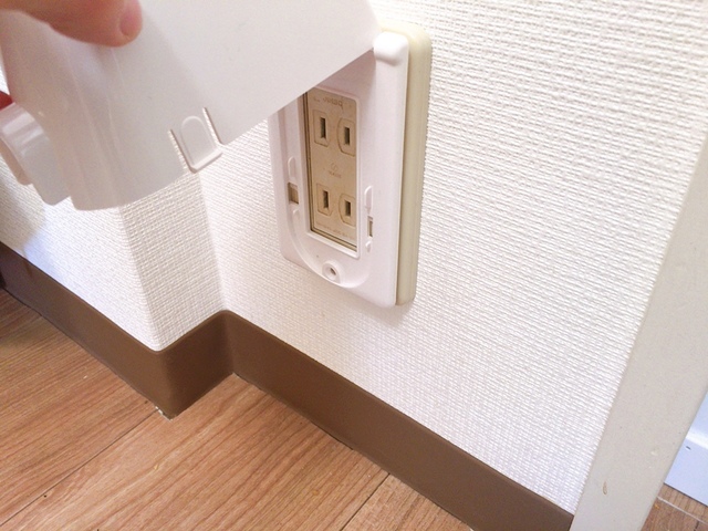 リッチェル コンセントフルカバー／コンセントを覆うタイプで使いやすい