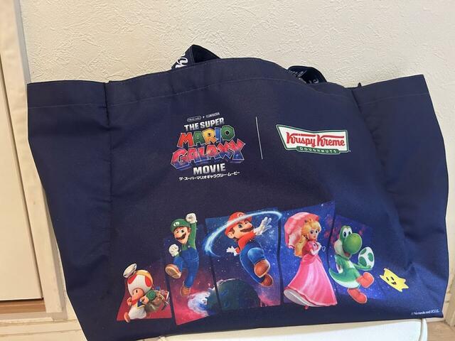 【クリスピー・クリームドーナツ×映画『ザ・スーパーマリオギャラクシー・ムービー　コラボエコバッグ】マリオのメインキャラクターと今回の重要キャラクターのチコがデザインされています