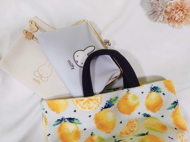 持ち運びにも便利なサイズ感のポーチです