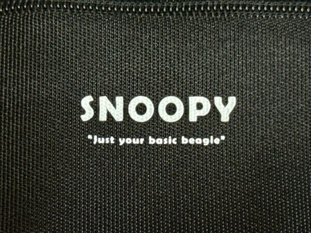 フロントの「SNOOPY」ロゴの下には、“Just your basic beagle”の文字のプリント入り。直訳すると「ごく普通のビーグルだよ」という意味ですが、実際のスヌーピーはまったく“普通”ではないところがまた魅力。あえてこう書かれているのが、なんともスヌーピーらしくてかわいい！