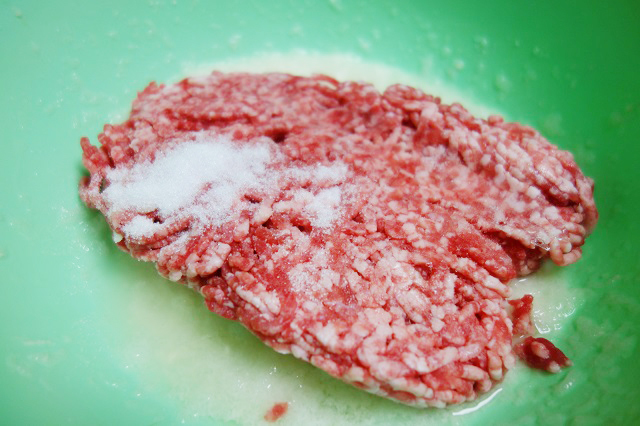 少しまだ凍っているひき肉に、塩をかけたところ