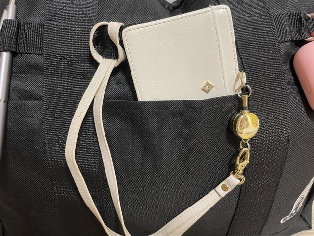 【MOOMIN 撥水 MULTI BIG TOTE BAG BOOK】外側のホルダーにストラップを巻きつければ忘れ物防止にもなりそう