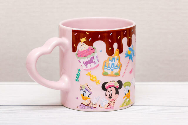 ストロベリームース、スーベニアカップ付き ¥1,200｜どの角度から見てもかわいい