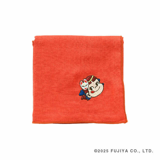 【ペコちゃん×スーベニール】「ペコちゃん刺繍ハンカチレッド」990円／ペコちゃんのワンポイント入り