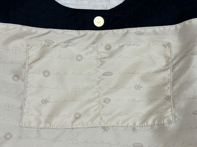 内側には区切りポケット2つがついています