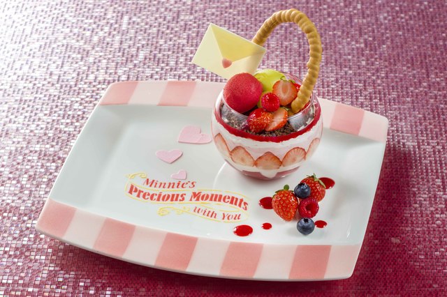 ”ミニーのプレシャスモーメント・ウィズ・ユー”ストロベリーパフェ 2,300円|東京ディズニーランドホテル「ドリーマーズ・ラウンジ」