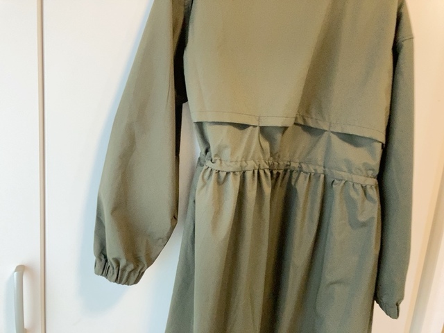【ワークマン 高撥水シェルワンピースコート】光沢があり、きれい見えするのに洗濯してもシワになりづらいのも◎