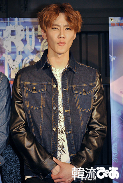 変顔(?)のジュン(U-KISS) / 『RUN TO YOU～Street Life～』会見