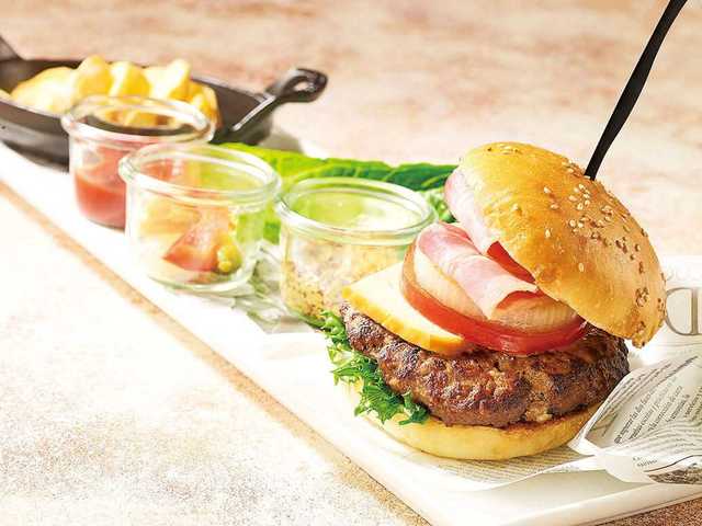 黒毛和牛と黒豚パテのハンバーガー2800円（東京プリンスホテル カフェ＆バー タワービューテラス）