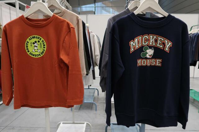 左:Disney長袖クルーネックTシャツKids　右:Disney裏毛スウェットKids