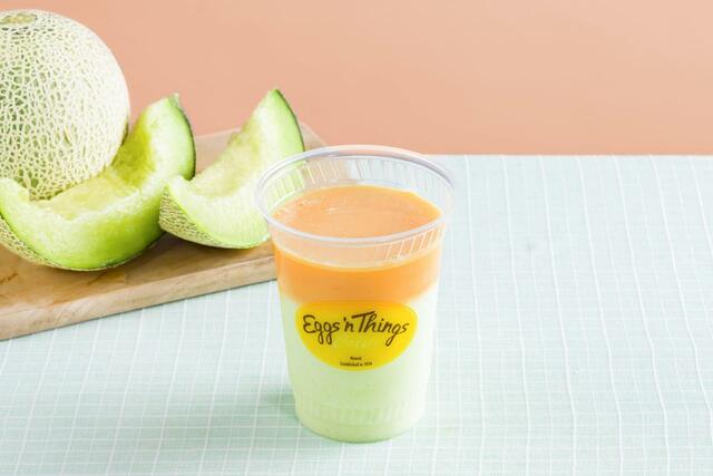 「フローズンメロンヨーグルト」＜700円（税込770円）＞【Eggs ’n Thingsから「生ハムメロン×パンケーキ」など新メニューが登場】