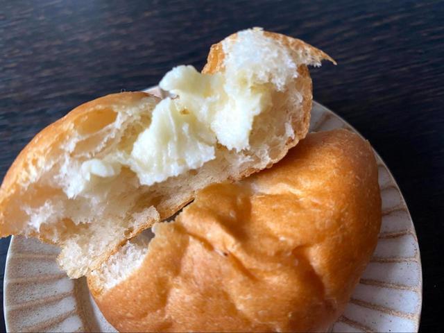 【セブン-イレブン ミルクボール】中にはミルククリームが入っています